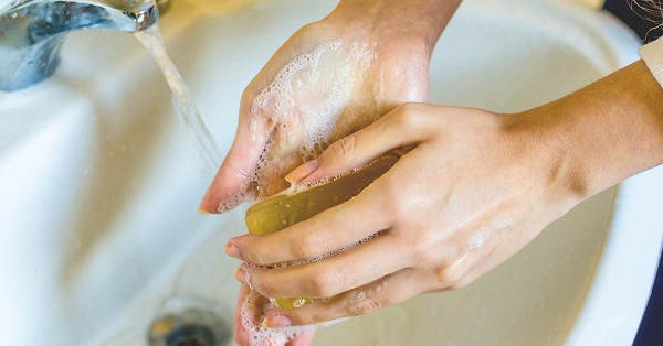мытье рук с мылом для удаления хлора